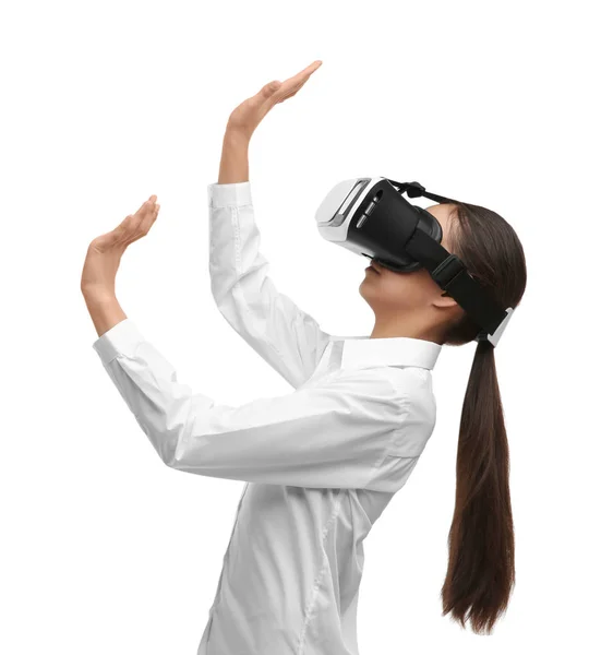 Uczennica z okulary wirtualnej rzeczywistości na białym tle — Zdjęcie stockowe