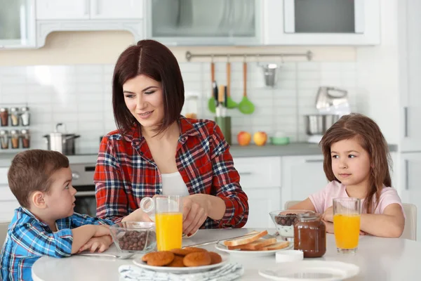 Anya és a gyermek otthon reggelizik — Stock Fotó