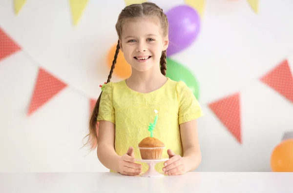 Menina Bonito Com Bolo Aniversário Casa — Fotografia de Stock