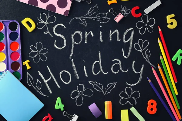 Text SPRING HOLIDAY written on chalkboard — Stock Photo, Image