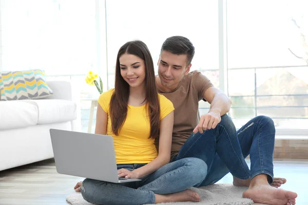 Jong paar met laptop — Stockfoto