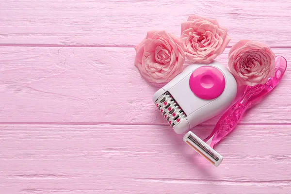 Epilator, scheerapparaat en bloemen — Stockfoto