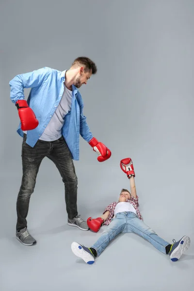 Pai e filho tendo treinamento de boxe — Fotografia de Stock