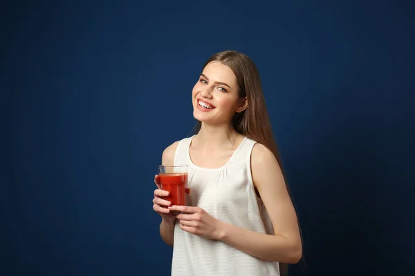 Mulher com copo de suco fresco — Fotografia de Stock