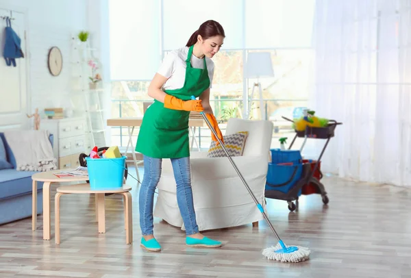 Młoda kobieta cleaner — Zdjęcie stockowe