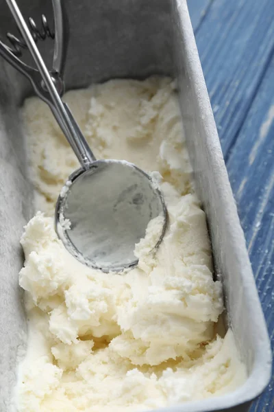Escavar sorvete fresco — Fotografia de Stock