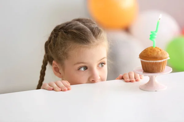Doğum Günü Pastası Evde Tabloyla Yakınındaki Sevimli Küçük Kız — Stok fotoğraf
