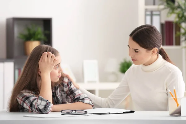 Psychologist working with teenager girl — Stock Photo, Image