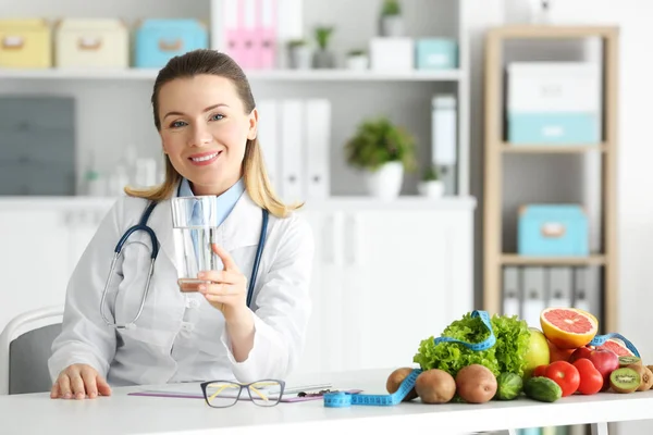 Young female nutritionist — Stock Photo, Image