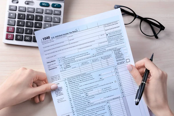 Frau mit Einkommensteuer-Formular — Stockfoto