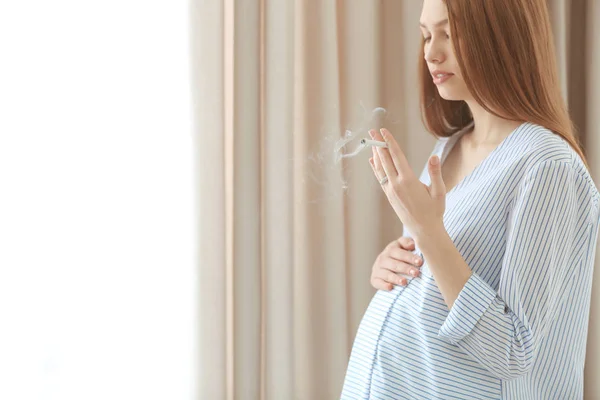 Schwangere raucht — Stockfoto