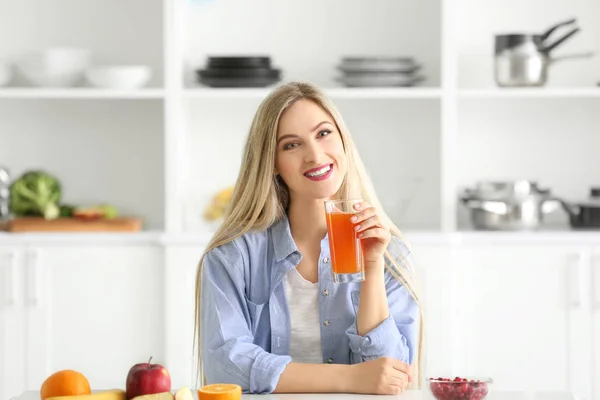 Mulher com copo de suco fresco — Fotografia de Stock