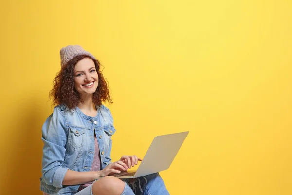 Young woman using laptop — Stock Photo, Image