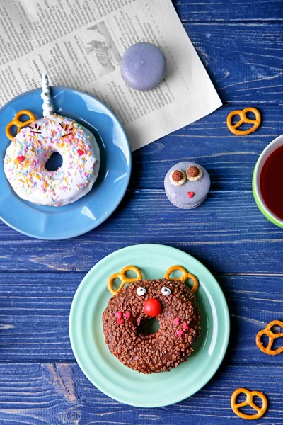 Plates with creative donuts — Stock Photo, Image