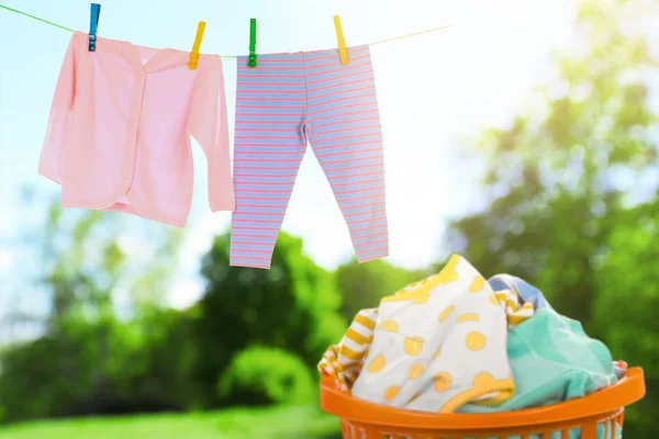 Limpiar ropa de bebé al aire libre —  Fotos de Stock