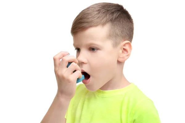 Menino usando nebulizador — Fotografia de Stock