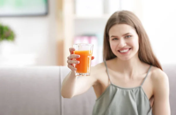 Jovem mulher degustação suco — Fotografia de Stock