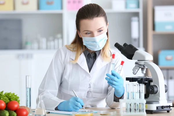 Nutricionista femenina joven — Foto de Stock