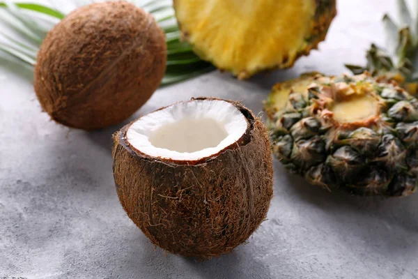 Cocco e ananas sullo sfondo — Foto Stock