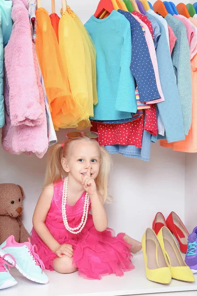 Милая девушка в гардеробе — стоковое фото