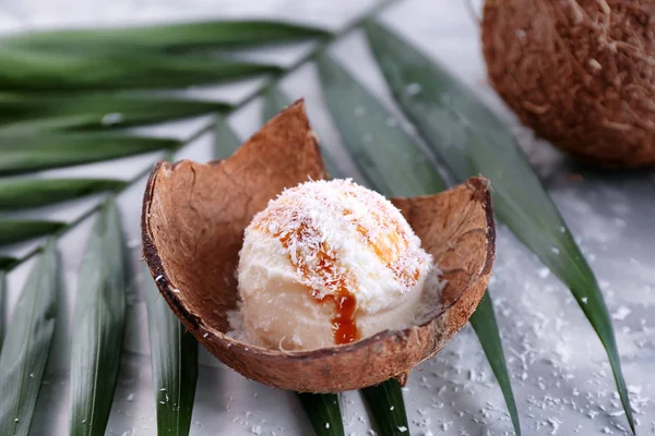 Bola de sorvete em casca de coco — Fotografia de Stock