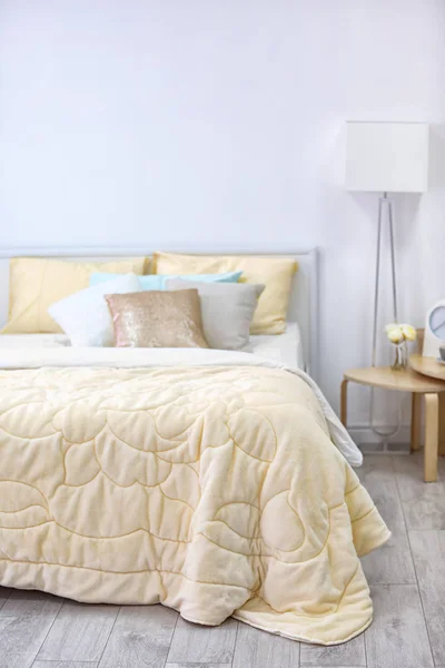 Comfortabele bed met coverlet — Stockfoto