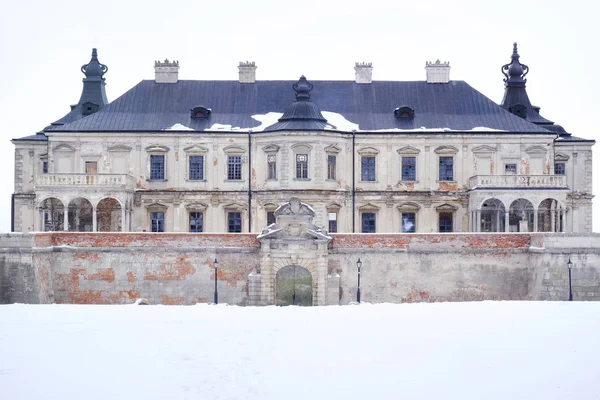 Mooi oud kasteel in de winter — Stockfoto
