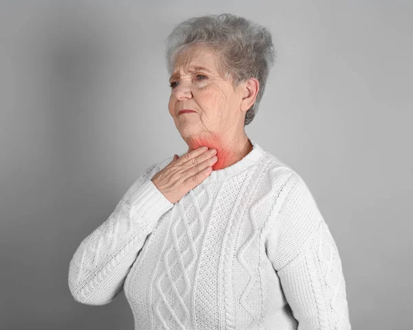 Alerji ve boğaz ağrısı kavramı. Gri arka plan üzerinde hasta kadın kıdemli — Stok fotoğraf