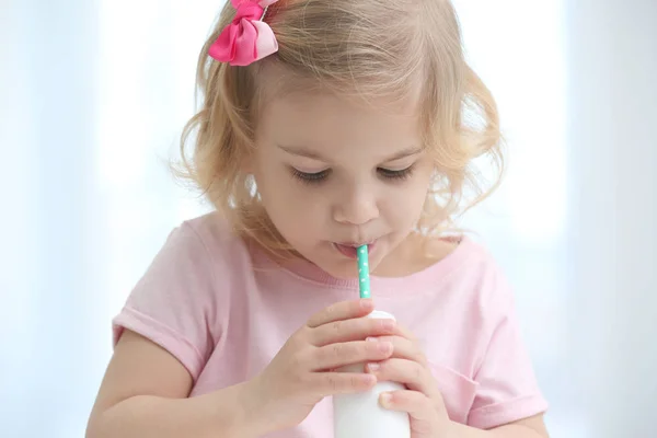 Мила дівчина п'є йогурт — стокове фото