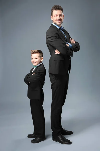Otec a syn oblečen v obleku — Stock fotografie
