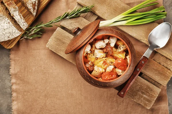 Crock pot with chicken ragout — Stock Photo, Image