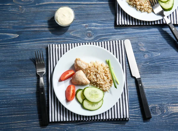 Plato con arroz, pollo y verduras —  Fotos de Stock