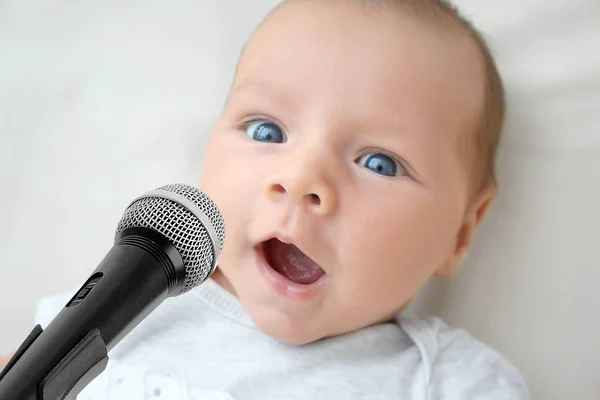 Милый ребенок с микрофоном, крупным планом — стоковое фото