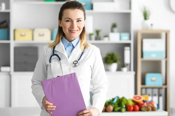 Unga kvinnliga nutritionist — Stockfoto