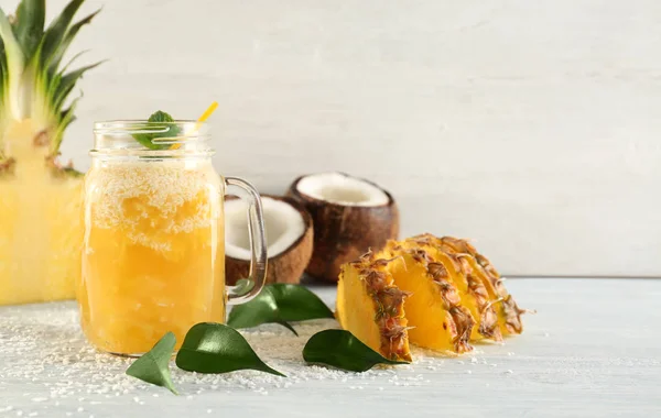 Mason kavanoza ananas kokteyli ile — Stok fotoğraf