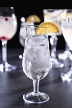 Limonlu ferahlatıcı kokteyl.