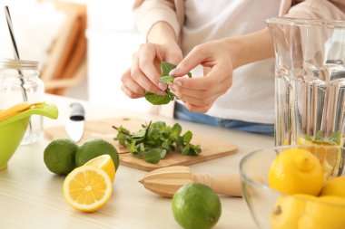 genç kadın limonata hazırlanıyor 