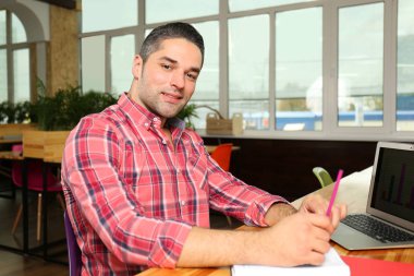 Yakışıklı genç adam. 