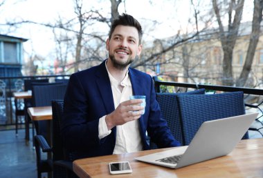 İşadamı dizüstü bilgisayarla çalışıyor 