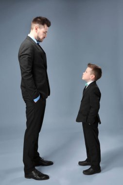 Baba ve oğul takım elbiseli giyinmiş 