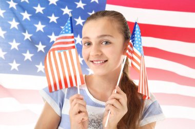 ABD bayrağı arka plan üzerinde genç kız
