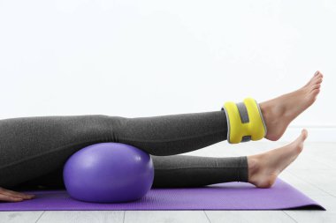 Ağırlık bacak içinde jimnastik salonu ile eğitim kadın