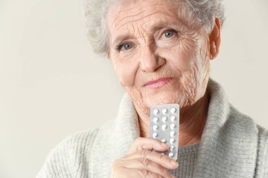 Yaşlı kadın ile hapları 