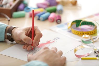 Moda Tasarımcısı işyerinde