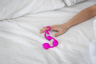 Kadın holding anal toplar 
