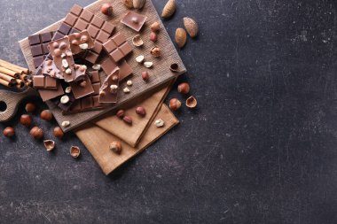 barras de chocolate picados  