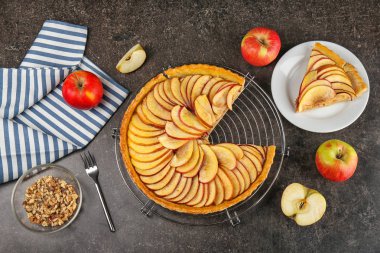 Ev yapımı elmalı turta. 