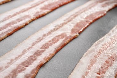 Domuz pastırması şeritler ile pan