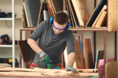 Yakışıklı genç marangoz  