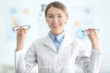 Kadın doktor gözlük holding arka plan bulanık